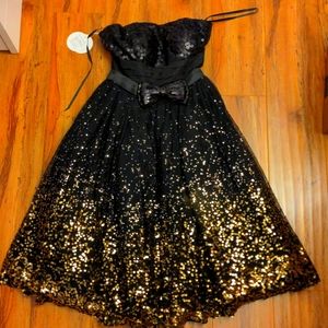 Sleeveless short black dress